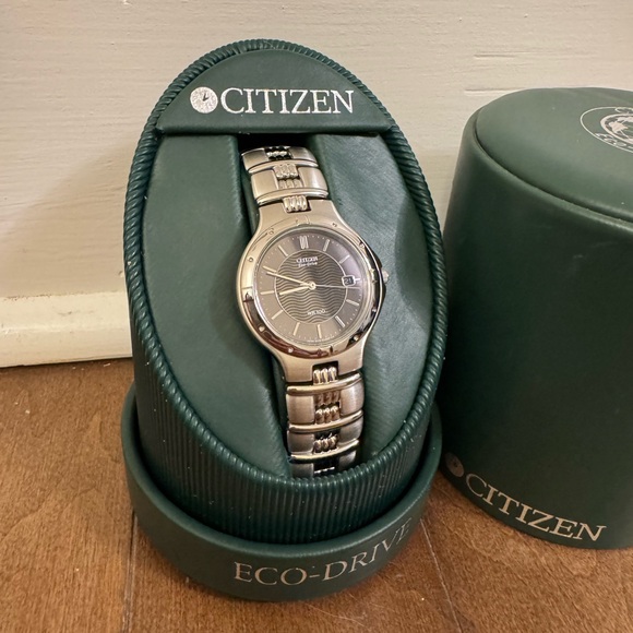 Citizen Eco-Drive WR 100 Wrist Watch